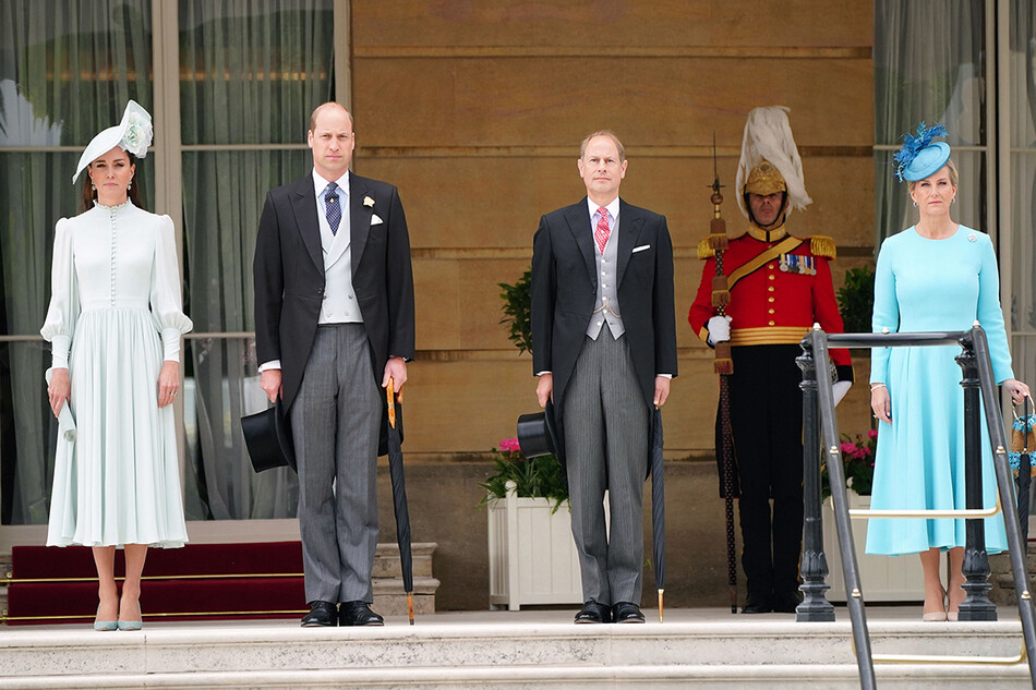 Кэтрин, герцогиня Кембриджская c принцем Уильямом, герцогом Кембриджским и принцем Эдуардом, графом Уэссекским с графиней Софи Уэссекская посещают летнею вечеринку в Королевском саду в Букингемском дворце в Лондон, 25 мая 2022 года