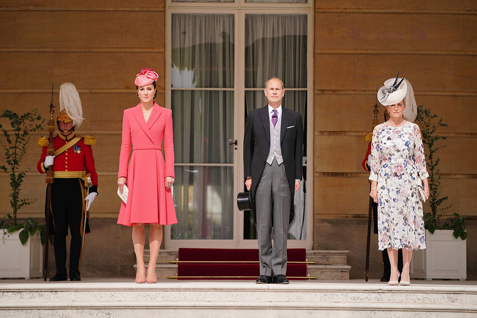 Кэтрин, герцогиня Кембриджская, принц Эдуард, граф Уэссекский и Софи, графиня Уэссекская, посетили вечеринку в Королевском саду в Букингемском дворце 18 мая 2022 года в Лондоне, Англия
