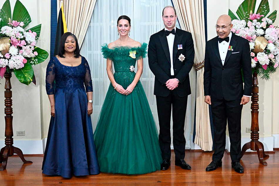 Патрисия Аллен, Кэтрин, герцогиня Кембриджская, принц Уильям, герцог Кембриджский и генерал-губернатор Ямайки сэр Патрик Аллен позируют во время ужина в Королевском доме 23 марта 2022 года в Кингстоне, Ямайка