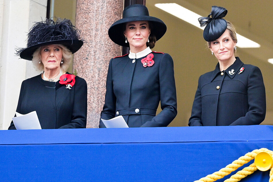 Камилла Паркер-Боул, Кейт Миддлтон и&nbsp;графиня Софи Уэссекская на балконе дворца во время празднования Дня памяти павших, 2021