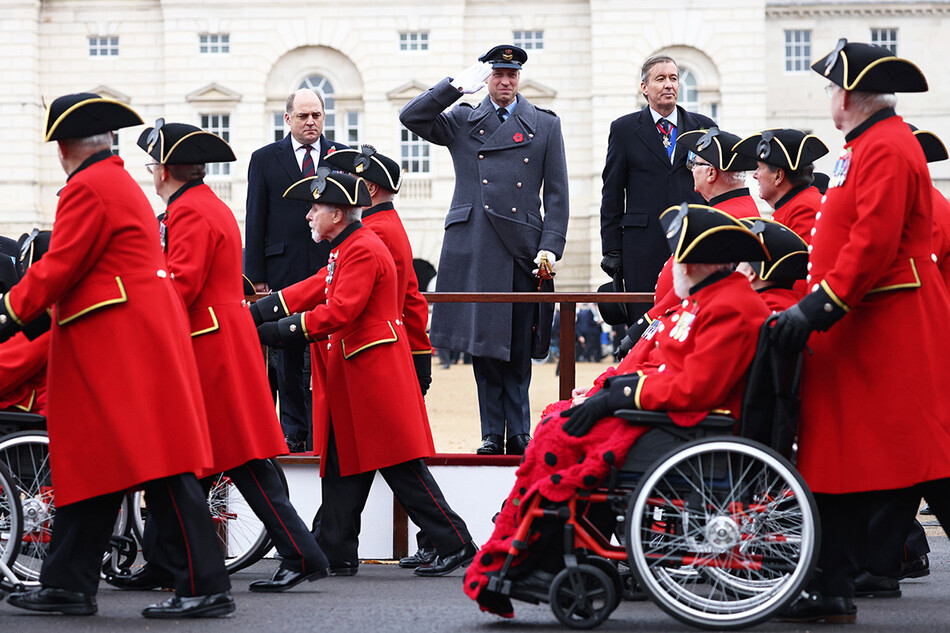 Принц Уильям присутствуют на Национальной службе памяти в Кенотафе, Уайтхолл 14 ноября 2021 года в Лондоне, Англия