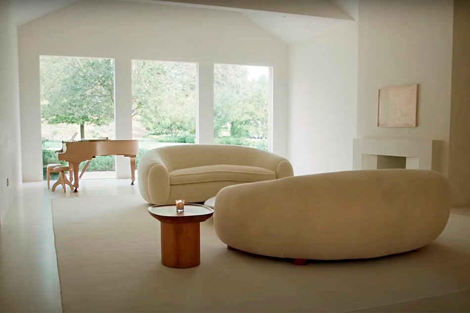 Интерьер в доме Ким Кардашьян выполнен в стиле минимализма, 2022