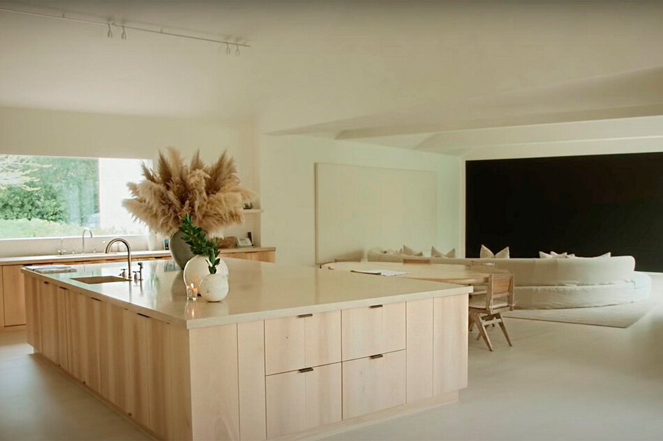 Интерьер в доме Ким Кардашьян &mdash; кухонная и зона отдыха