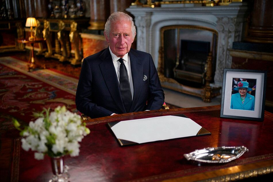 Король Великобритании Карл III выступает с телеобращением к нации и Содружеству из Голубой гостиной Букингемского дворца в Лондоне 9 сентября 2022 года, на следующий день после смерти королевы Елизаветы II в возрасте 96 лет