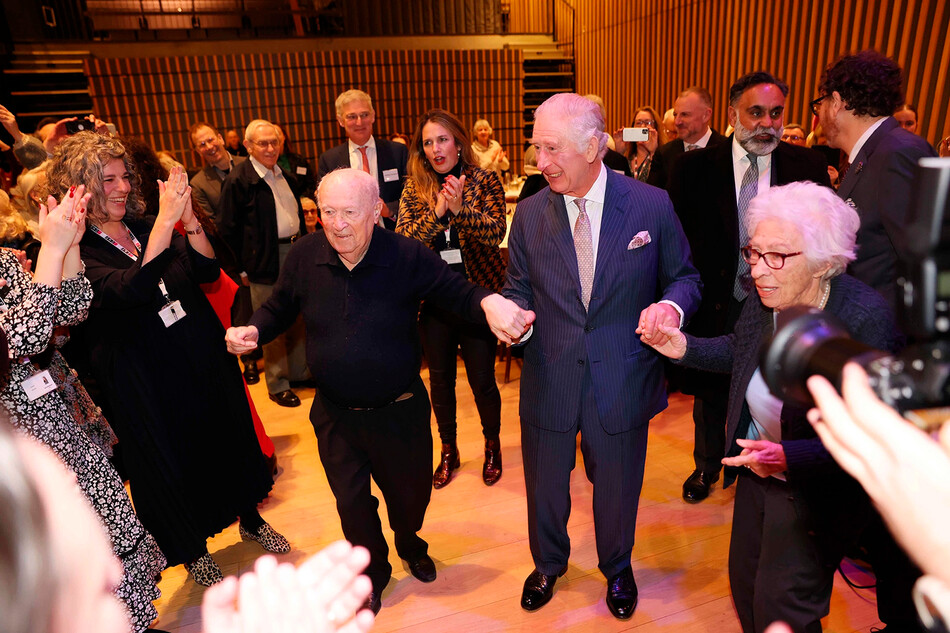 Король Карл III танцует танец хора с выжившими Холокоста в JW3 британско-еврейской общине 16 декабря 2022 года в Лондоне, Англия
