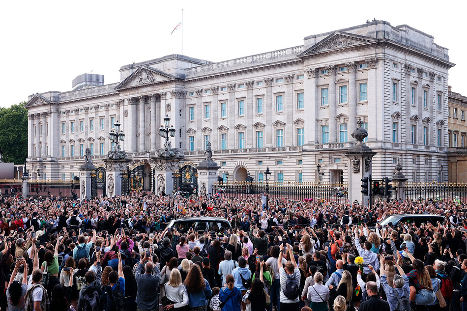 Толпа скорбящих людей собралось возле Букингемского дворца, чтобы возложить цветы в честь покойной королевы Елизаветы II возле Букингемского дворца 9 сентября 2022 года в Лондоне, Великобритания