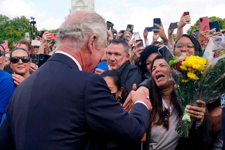 Король Карл III общается с публикой, собравшейся в честь покойной королевы Елизаветы II возле Букингемского дворца 9 сентября 2022 года в Лондоне, Великобритания