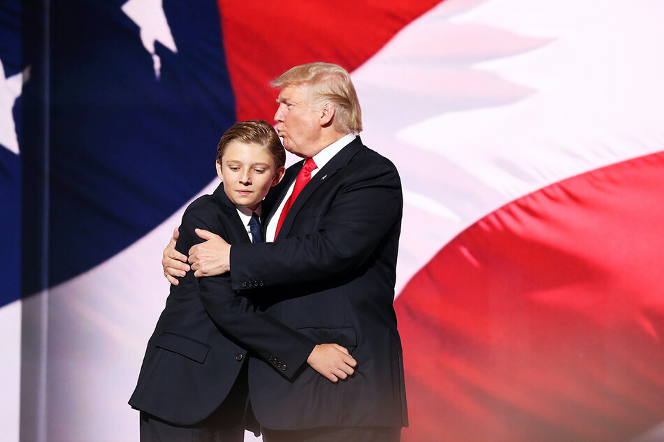Младший сын Бэррон с Дональдом Трампом