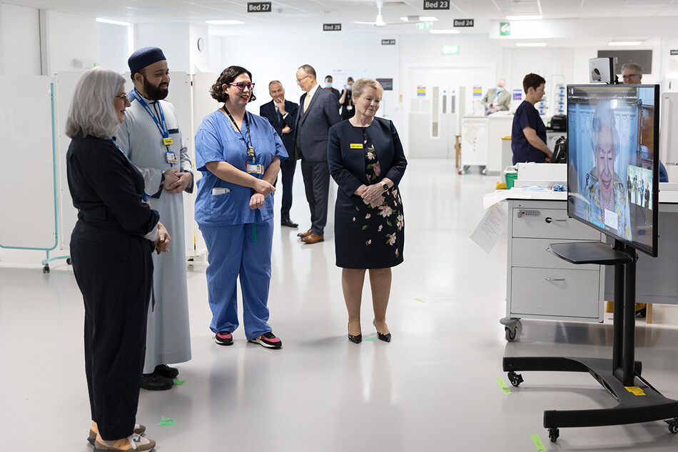 Королева благодарит руководство больницы NHS за их работу во время официального открытия отделения королевы Елизаветы в больнице 6 апреля 2022 года в Лондоне, Англия
