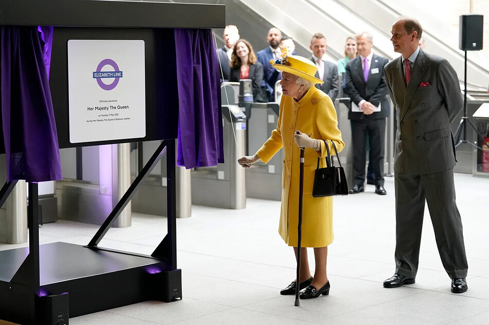 Королева Великобритании Елизавета II и её сын, принц Эдуард, граф Уэссекский торжественно открывают&nbsp;новую линию метро &laquo;Элизабет Лайн&raquo; на вокзале Паддингтон в Лондоне 17 мая 2022 года