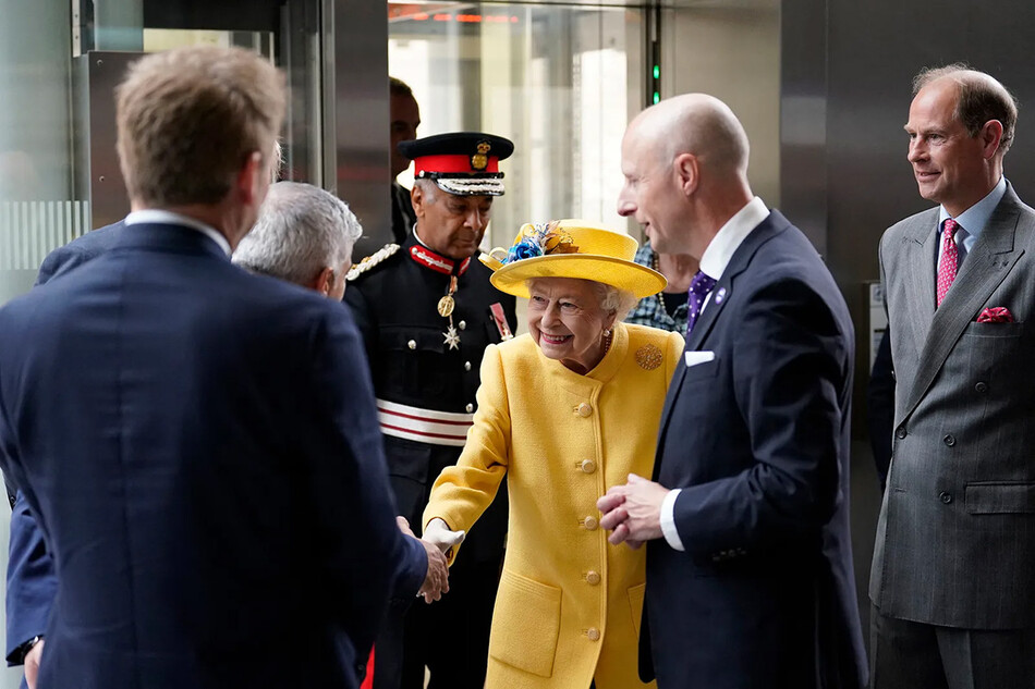 Королева Елизавета II совершила неожиданный визит в день открытия станции метро в её честь &laquo;Элизабет Лайн&raquo; на вокзале Паддингтон в Лондоне 17 мая 2022 года
