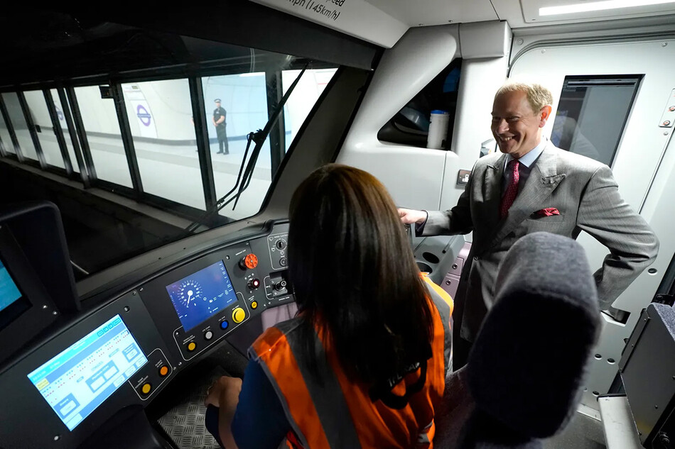 Принц Эдуард, граф Уэссекский беседует с машинистом поезда во время открытия станции метро &laquo;Элизабет Лайн&raquo; на вокзале Паддингтон в Лондоне 17 мая 2022 года