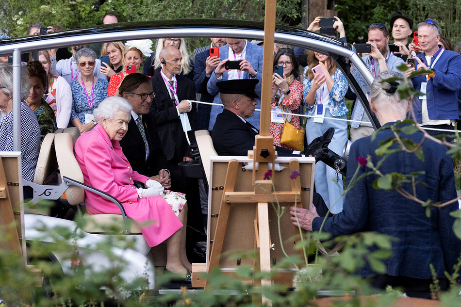 Королева Елизавета II с президентом Королевского садоводческого общества, Кейт Видом на цветочной выставке в Челси 2022 в Лондоне, 23 мая 2022, Англия