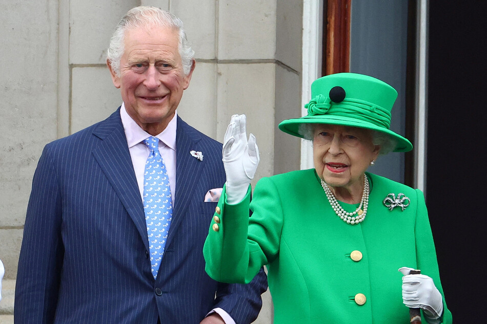 Принц Уэльский с королевой Елизаветой II на балконе Букингемского дворца 5 июня 2022 года в Лондоне, Англия