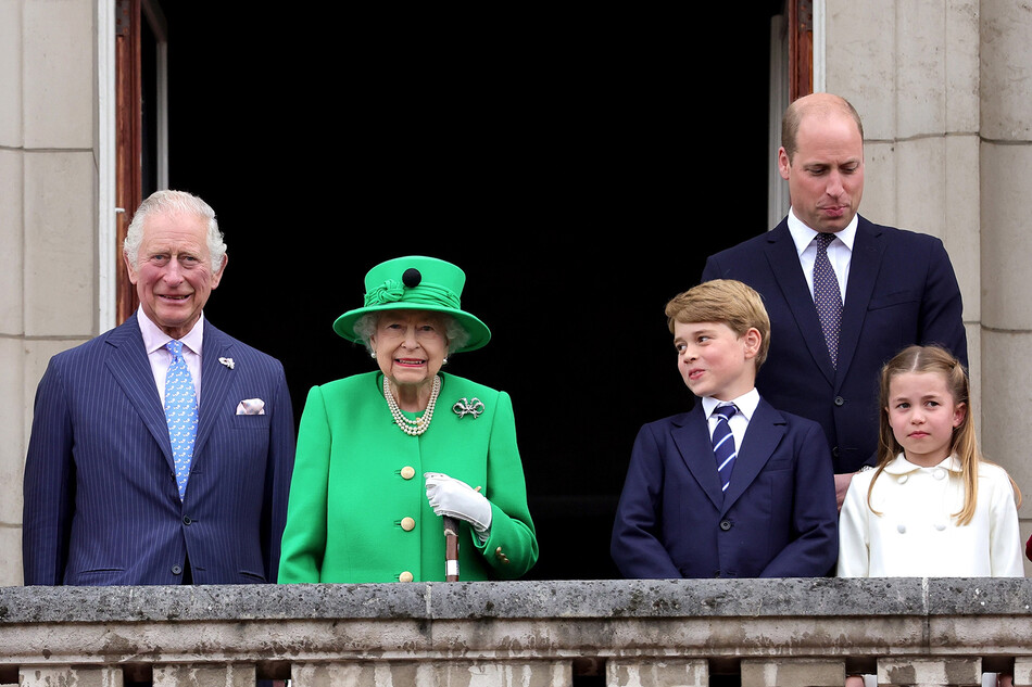 Королева Елизавета II с членами королевской семьи на балконе Букингемского дворца во время театрализованного представления в центре Лондона в честь Платинового юбилея монарха 5 июня 2022 года в Лондоне, Англия