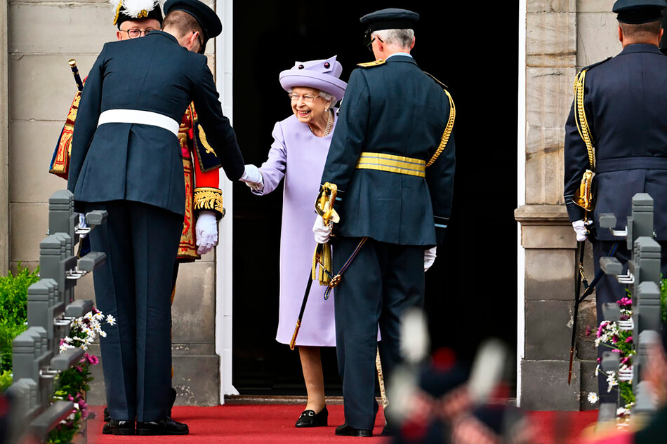 Королева Елизавета II принимает участие в параде вооружённых сил Шотландии во дворце Холирудхаус 28 июня 2022 года в Эдинбурге, Великобритания