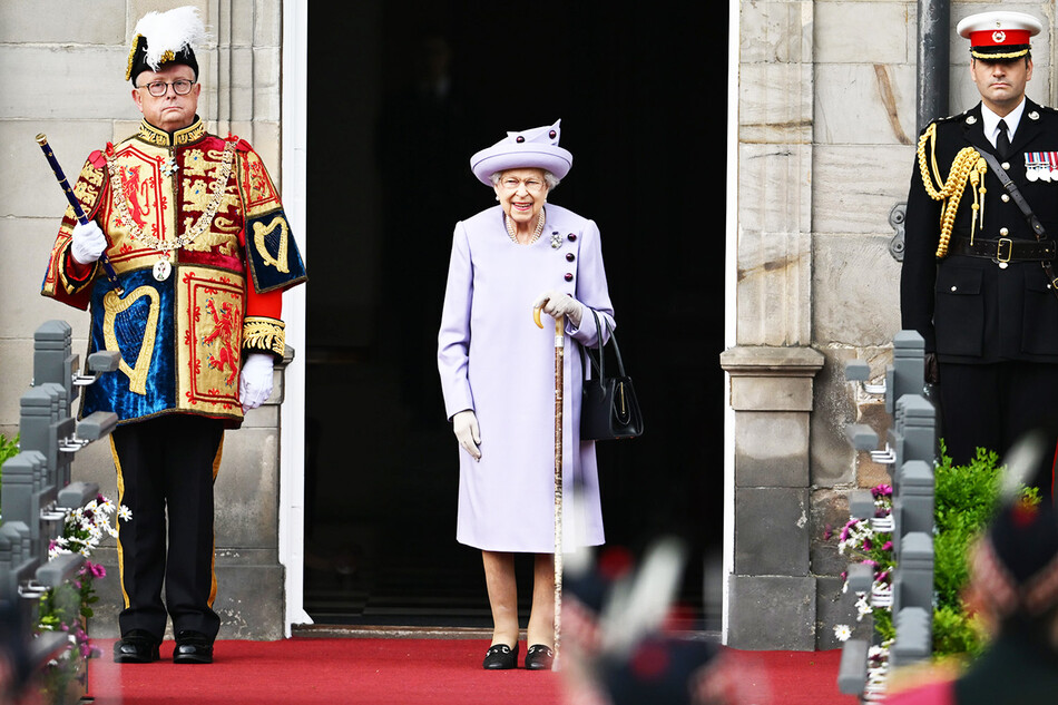 Королева Елизавета II в сопровождение учредителя парада и адмирала Шотландии принимает военный парад во дворце Холирудхаус 28 июня 2022 года в Эдинбурге, Великобритания