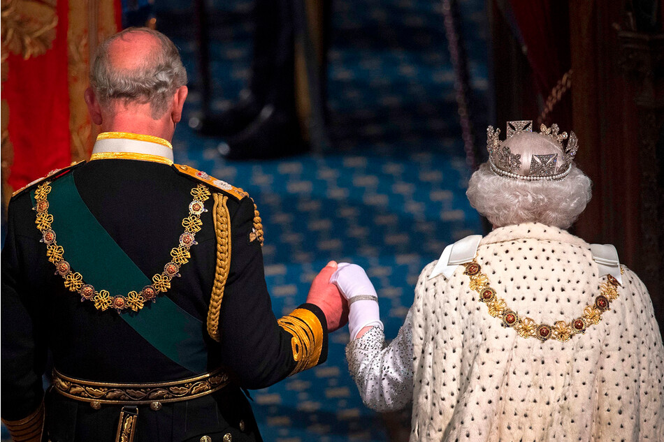 Принц Чарльз и королева Елизавета II покидают торжественное открытие Палатой лордов в день государственного открытия парламента в здании парламента в Лондоне, 14 октября 2019 года