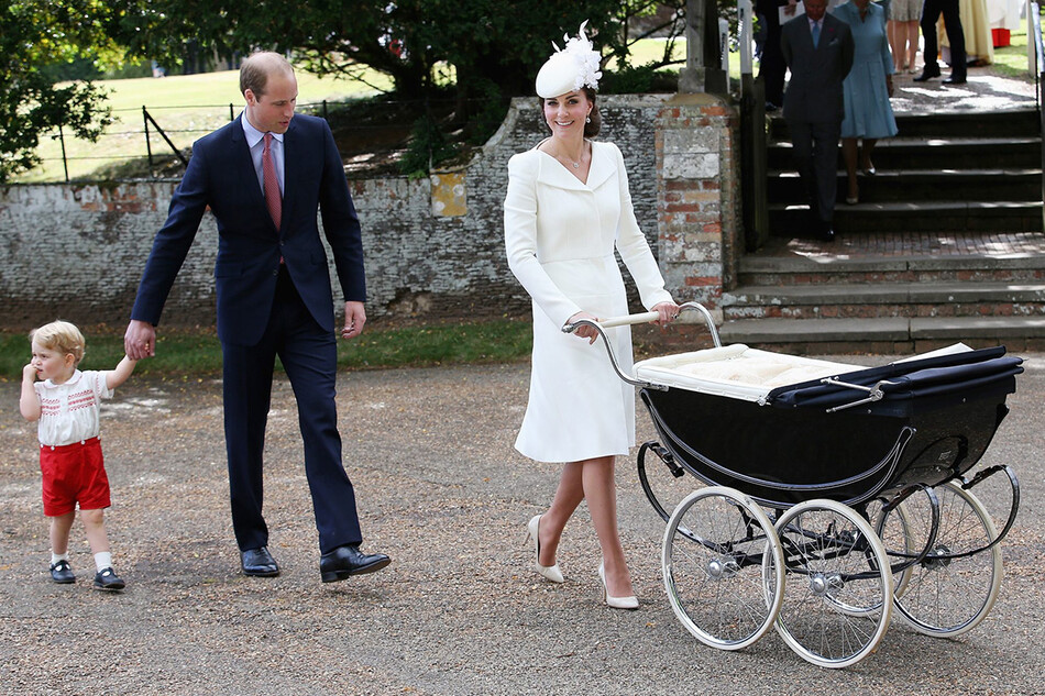Принц Джордж, принц Уильям и Кейт Миддлтон на крестинах принцессы Шарлотты в 2015 году