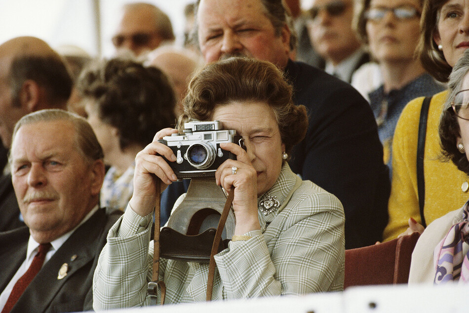 Королева фотографирует принца Филипа в кольце матери