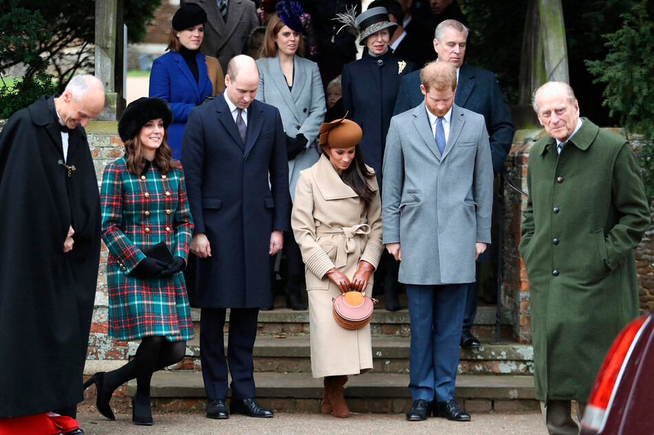 Принцесса Беатрис, принцесса Евгения, принцесса Анна, королевская принцесса, принц Эндрю, герцог Йоркский, принц Уильям, герцог Кембриджский, принц Филипп, герцог Эдинбургский, Кэтрин, герцогиня Кембриджская, Меган Маркл и Принц Гарри на рождественской службе в церкви Святой Марии Магдалины 25 декабря 2017 года в Кингс-Линн, Англия
