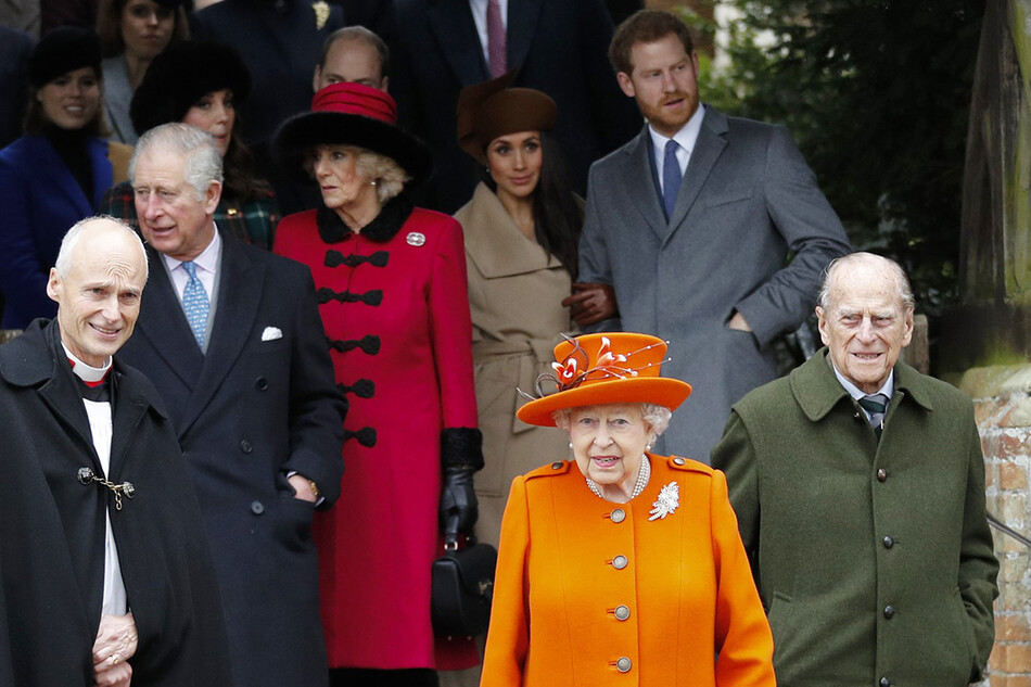 Королева Елизавета II вместе с членами королевской семьи покидает церковь Святой Марии Магдалины после рождественской службы 25 декабря 2019 года