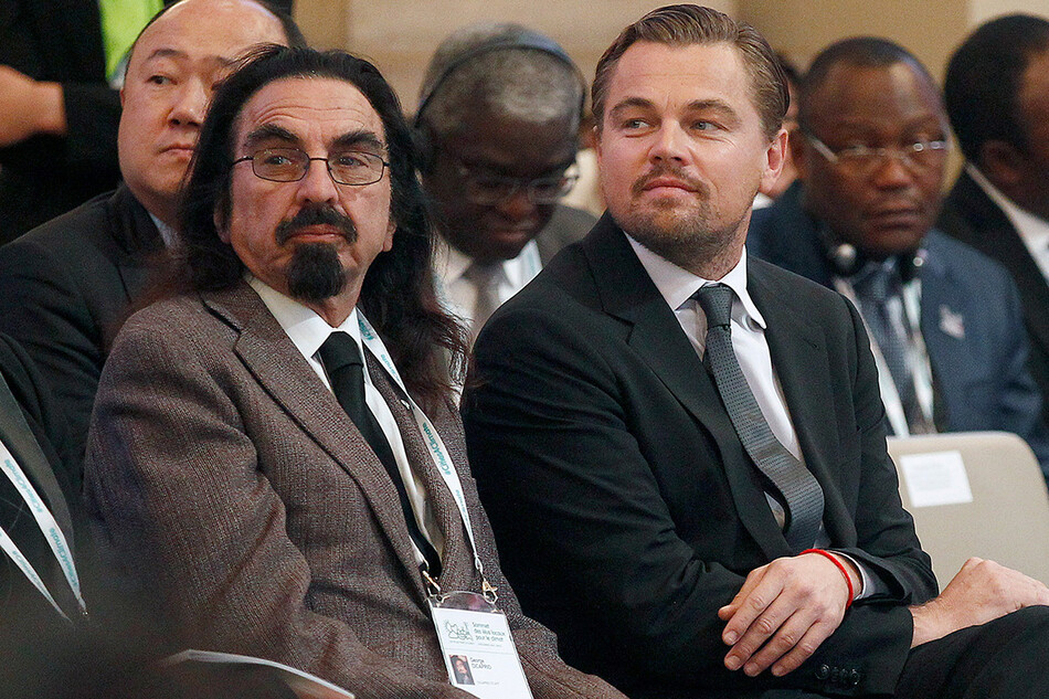 Леонардо Ди Каприо и его отец Джордж Ди Каприо присутствуют на саммите вопросам климата, в мэрии Парижа 4 декабря 2015 года в Париже, Франция