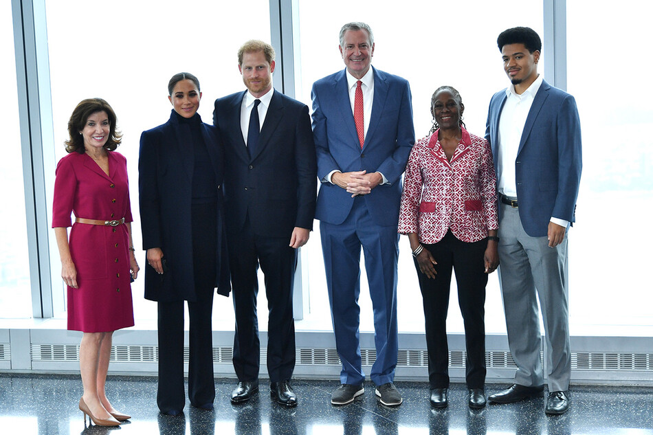 Меган Маркл и принц Гарри позируют для группового фото с губернатором Кэти Хочул, мэром Биллом де Блазио, женой мэра Чирлейн МакКрей и их сыном Данте де Блазио, обсерватория One World на 102-м этаже Башни свободы Всемирного торгового центра, 2021