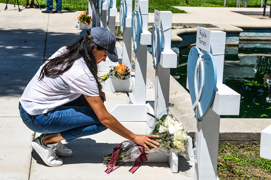 Меган Маркл возлагает цветы во время траура к импровизированному мемориалу возле здания суда округа Увалде в Увалде, штат Техас, 26 мая 2022 года