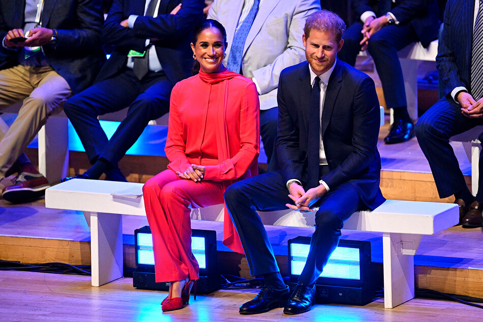 Меган, герцогиня Сассекская и принц Гарри, герцог Сассекский во время церемонии открытия Всемирного саммита молодых людей 2022 года в Бриджуотер-холле 05 сентября 2022 года в Манчестере, Англия