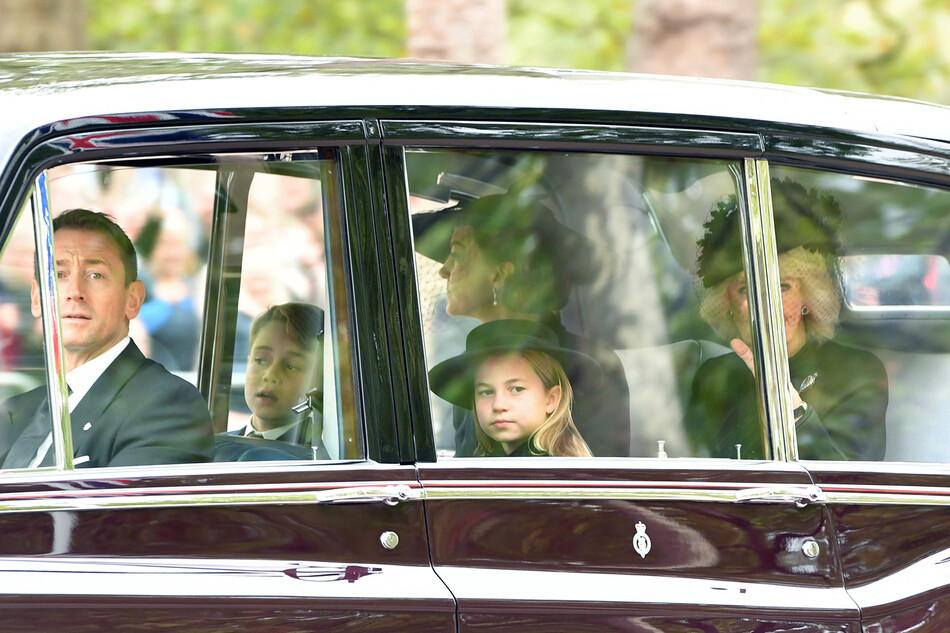 Королева-консорт Камилла и Кейт Миддлтон, принцесса Уэльская с детьми принцем Джорджем и принцессой Шарлоттой прибывают в&nbsp;Вестминстерском аббатство, 19 сентября 2022 года в Лондоне, Англия