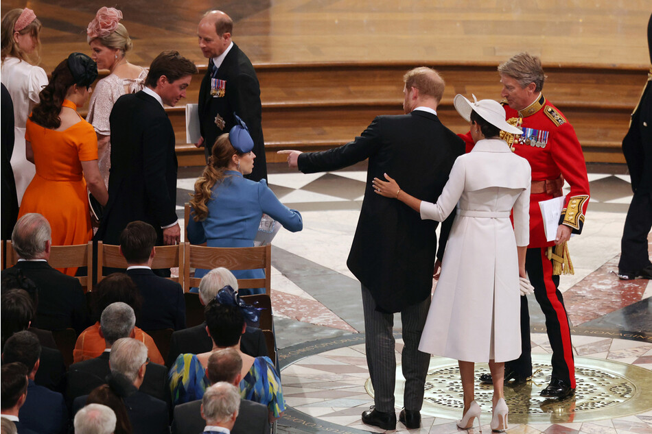 Меган Маркл и принц Гарри встречаются с членами королевкой семьи во время торжественной церковной службе в соборе Святого Павла взявшись крепко за руки 3 июня 2022 года в Лондоне, Англия