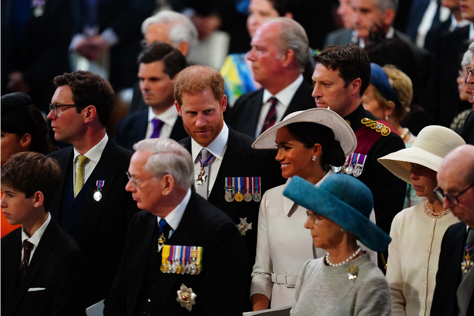 Меган Маркл и принц Гарри на церковной службе с королевской семьёй, 2022