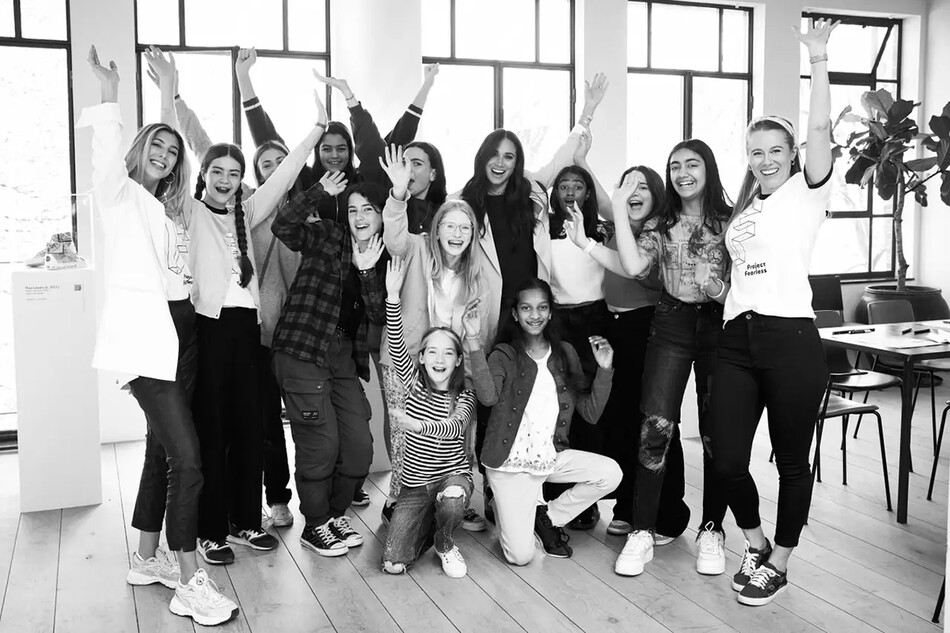 Групповое фото с&nbsp;Меган Маркл на курсах предпринимательства для девочек и небинарных молодых людей в Нидерландах, 2022