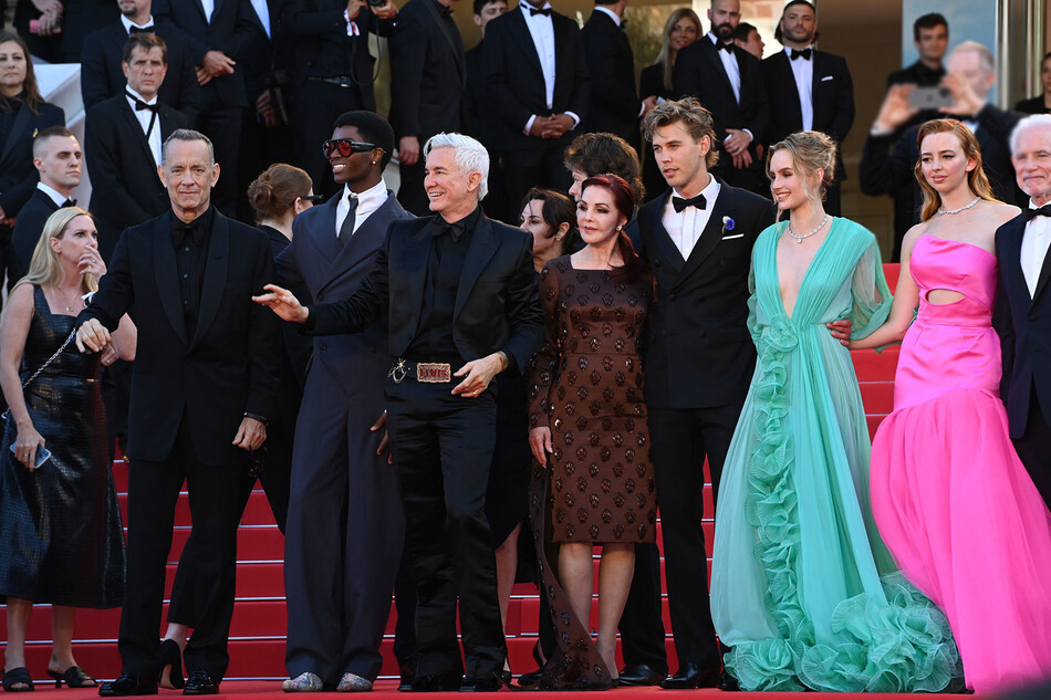Наташа Бассет в розовом платье (крайняя справа) с актёрским составом фильма &laquo;Элвис&raquo; во время 75-го Каннского кинофестиваля во Дворце фестивалей в Каннах, Франция, 25 май 2022