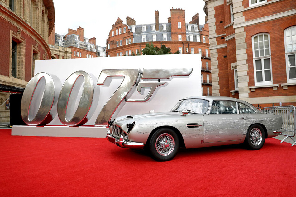 Изрешечённый пулями автомобиль Джеймса Бонда Aston Martin на мировой премьере фильма &laquo;Нет времени умирать&raquo;, в королевском Альберт-холле, в Лондоне, 28 сентября 2021