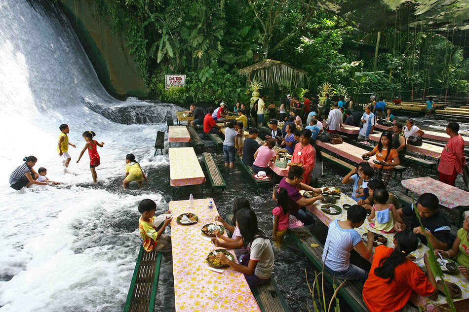 Ресторан The Labassin Waterfall, Филиппины