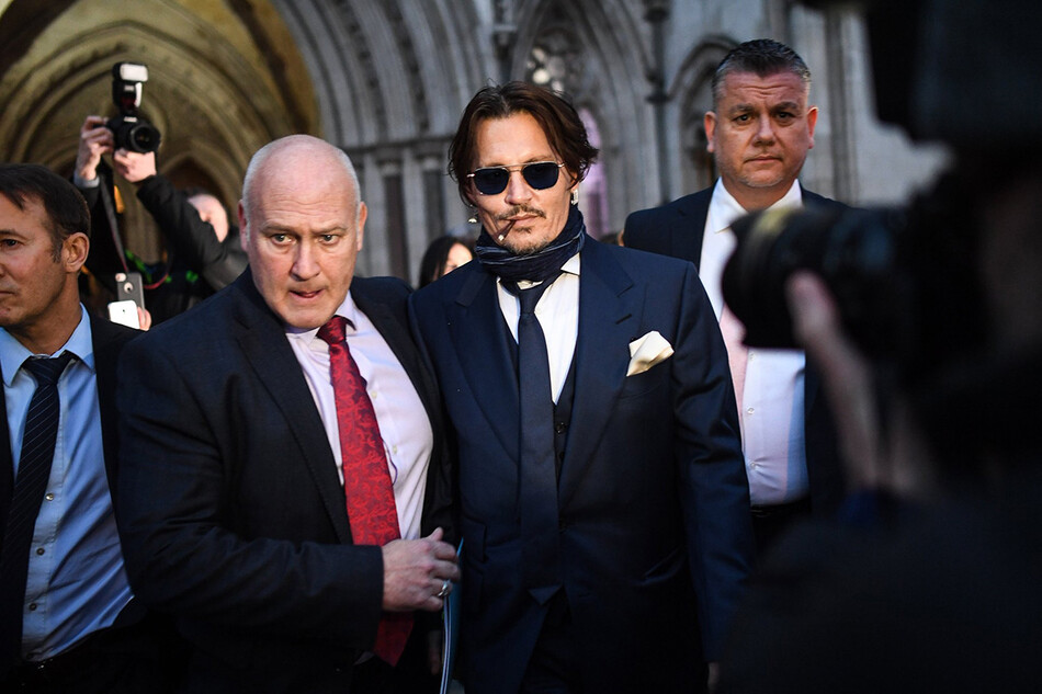 Джонни Депп и его личные охранники выходят из Королевского суда 26 февраля 2020 года в Лондоне, Англия