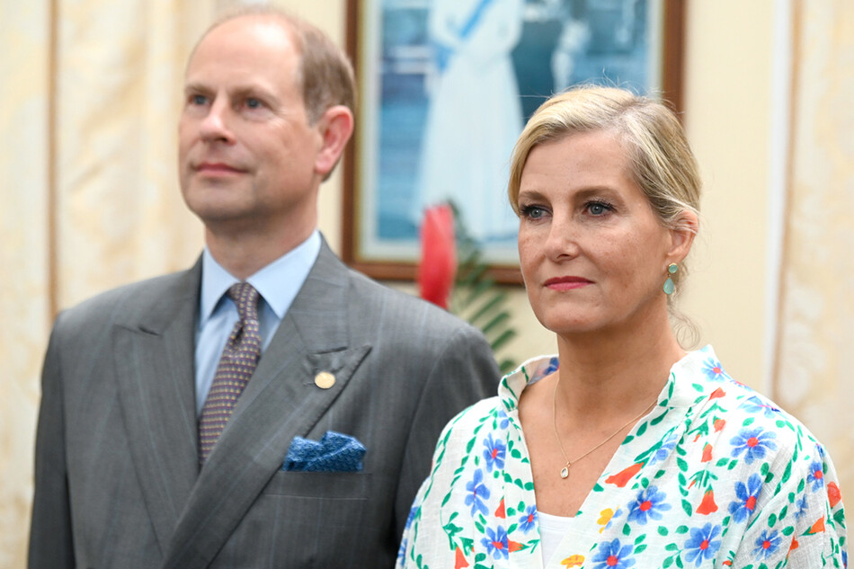Принц Эдуард, граф Уэссекский, и Софи, графиня Уэссекская, прогуливаются по Ботаническому саду 23 апреля 2022 года в Кингстауне, Сент-Винсент и Гренадины
