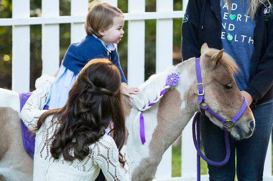 Кэтрин, герцогиня Кембриджская и принцесса Шарлотта Кембриджская посетили детскую вечеринку для семей военных во время Королевского тура по Канаде 29 сентября 2016 года в Виктории, Канада
