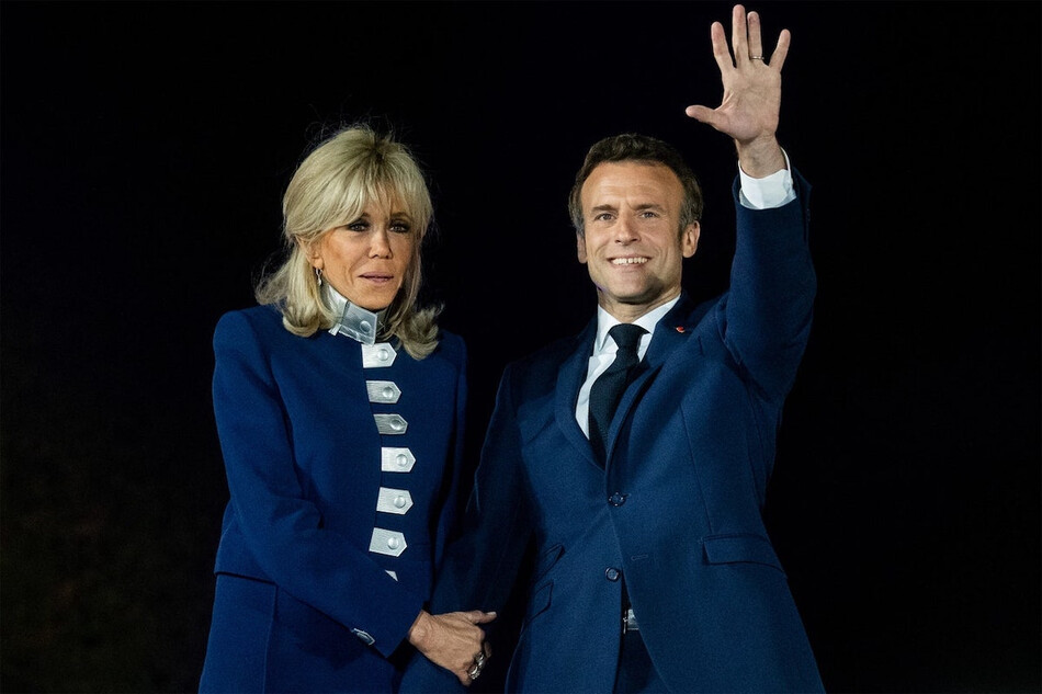 Эммануэль Макрон со своей женой Брижит Макрон после победы на президентских выборах во Франции, 2022
