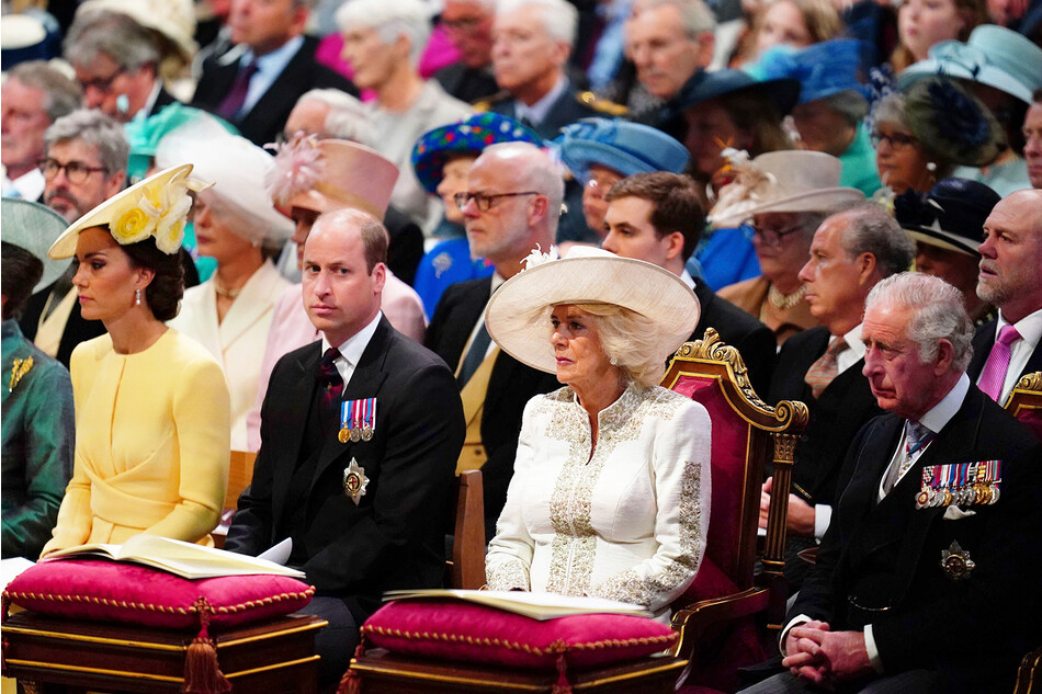 Герцоги Кембриджские, принц Уильям c Кейт Миддлтон и Герцогиня Корнуолльская Камилла Паркер-Боулз с принцем Уэльским Чарльзом во время провидения церковной службы, приуроченной Платиновому юбилею королевы Елизаветы II, 3 июня 2022 года в Лондоне, Англия