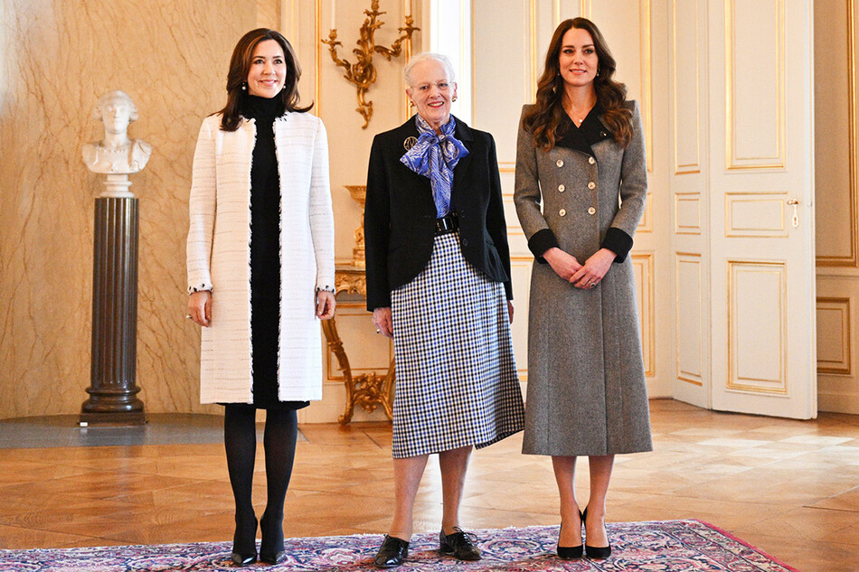 Кронпринцесса Дании Мария, Кэтрин, герцогиня Кембриджская и королева Дании Маргрете посещают дворец Кристиана IX 23 февраля 2022 года в Копенгагене, Дания