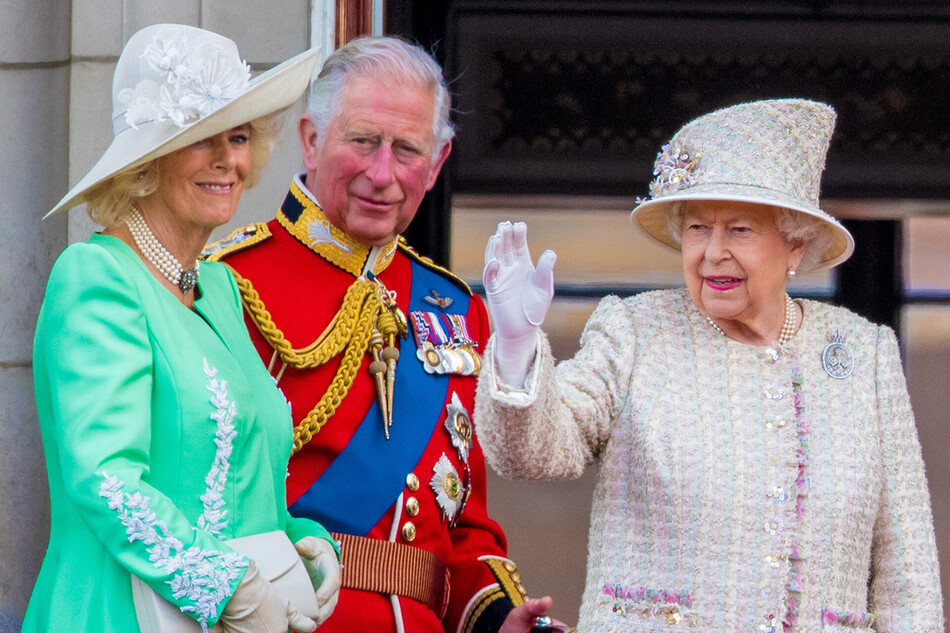 Её Величество королева Елизавета II с членами королевской семьи на балконе Букингемского дворца во время ежегодного парада в честь дня рождения королевы Елизаветы II Trooping The Colour, 8 июня 2019 года в Лондоне, Англия