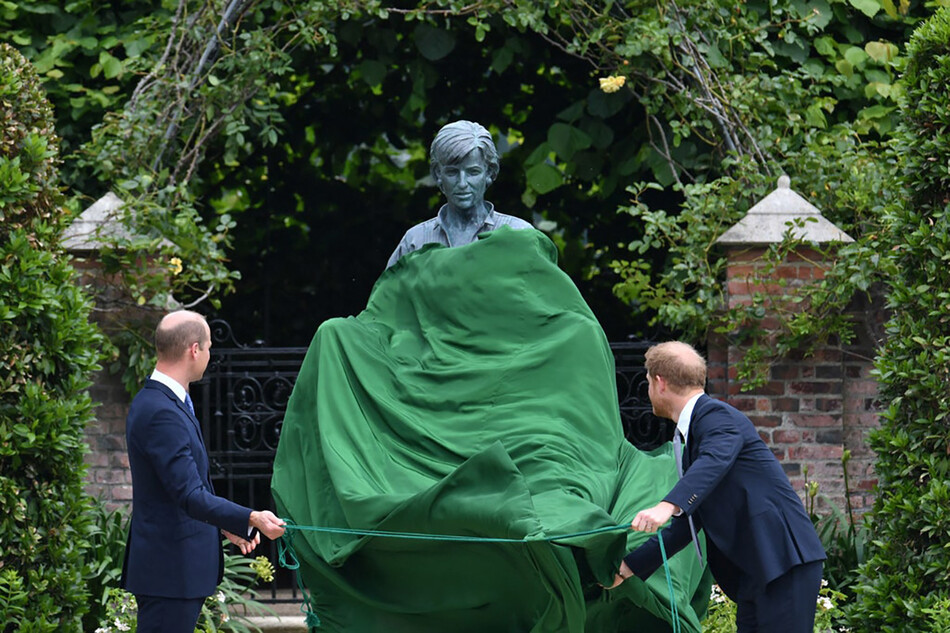 Принц Уильям и принц Гарри открывают статую принцессы Дианы, в&nbsp; садах Кенсингтонского дворца, 1 июля 2021