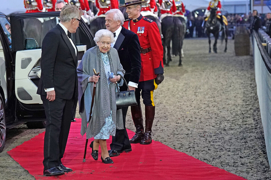 Королева Елизавета II прибывает на представление &laquo;Галоп по истории&raquo; в рамках официального празднования платинового юбилея монарха на Королевском конном шоу в Виндзорском парке Хоум Парк 15 мая 2022 года в Виндзоре, Англия