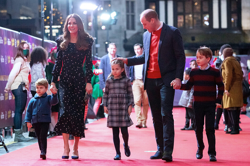 Принц Уильям и герцогиня Кэтрин со своими детьми, принцем Луи, принцессой Шарлоттой и принцем Джорджем в лондонском театре Палладиум 11 декабря 2020 года в Лондоне, Англия