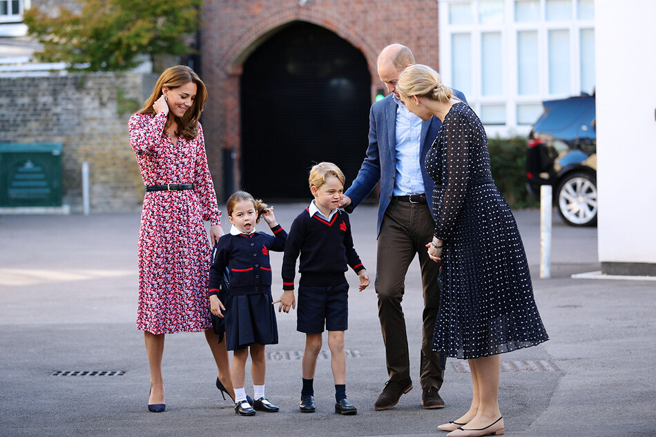 Кейт Миддлтон и принц Уильям с детьми принцем Джорджем и принцессой Шарлоттой прибывают на свой первый день в школе Томаса Баттерси в Лондоне 5 сентября 2019 года 