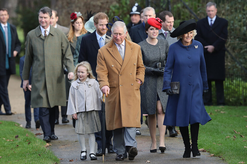 Саванна Филлипс, принц Гарри, принц Чарльз, принц Уэльский, принцесса Евгения и Камилла, герцогиня Корнуоллская присутствуют на рождественской церковной службе в Сандрингеме 25 декабря 2016 года в Кингс Линн, Англия