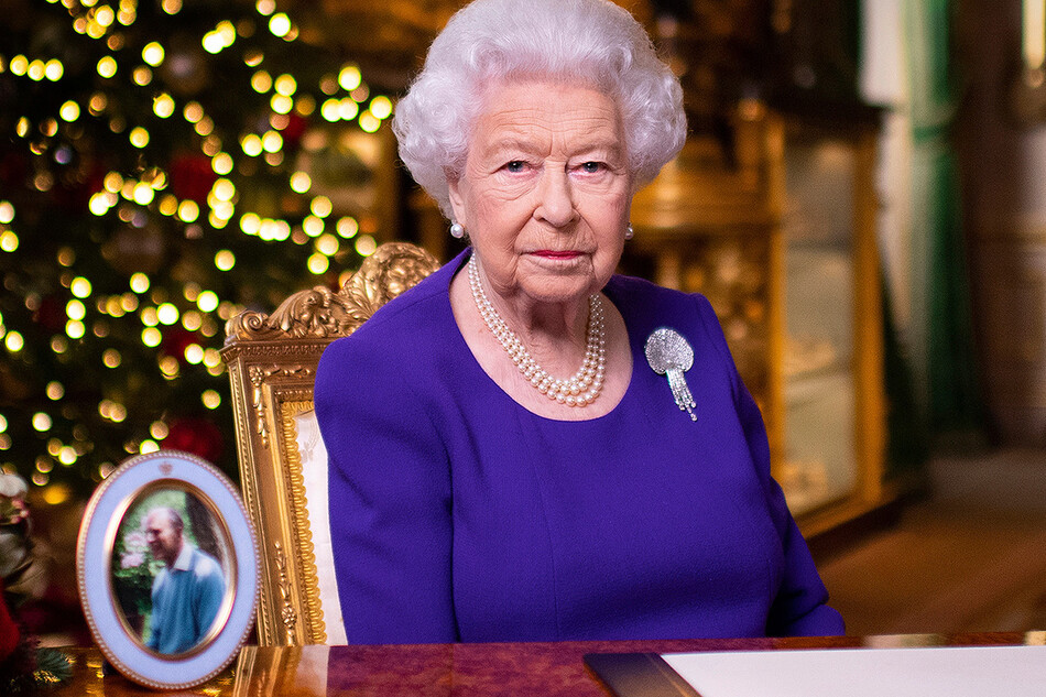Елизавета II во время рождественской трансляции в Виндзорском замке, Англия, 2020